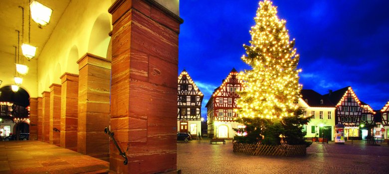 Beleuchteter Weihnachtsbaum auf dem Seligenstädter Marktplatz Beleuchteter Weihnachtsbaum auf dem Seligenstädter Marktplatz