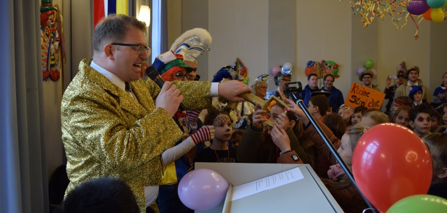 Erster Stadtrat Michael Gerheim übergibt den Rathausschlüssel an die "Kleinen Strolche"