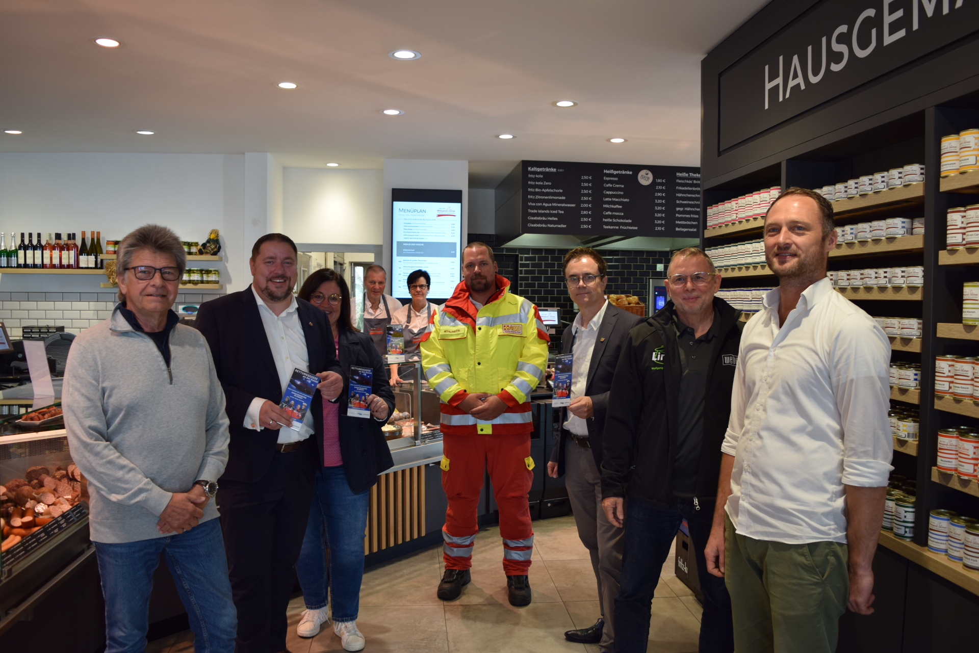 Auf dem Foto von links: Metzgereigast Ernst Konwalinka, Erster Stadtrat Oliver Steidl, Silke Göbel (Seligenstadt Marketing & Tourismus GmbH), das Ehepaar Richard und Andrea Fecher, Lucas Storch (ASB), Bürgermeister Dr. Daniell Bastian sowie Wolfgang Reuter und Daniel Franz vom Gewerbeverein.