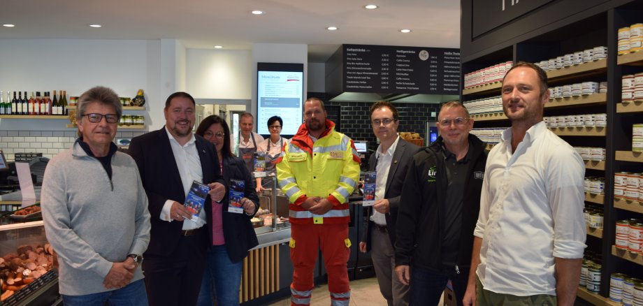 Auf dem Foto von links: Metzgereigast Ernst Konwalinka, Erster Stadtrat Oliver Steidl, Silke Göbel (Seligenstadt Marketing & Tourismus GmbH), das Ehepaar Richard und Andrea Fecher, Lucas Storch (ASB), Bürgermeister Dr. Daniell Bastian sowie Wolfgang Reuter und Daniel Franz vom Gewerbeverein. Auf dem Foto von links: Metzgereigast Ernst Konwalinka, Erster Stadtrat Oliver Steidl, Silke Göbel (Seligenstadt Marketing & Tourismus GmbH), das Ehepaar Richard und Andrea Fecher, Lucas Storch (ASB), Bürgermeister Dr. Daniell Bastian sowie Wolfgang Reuter und Daniel Franz vom Gewerbeverein.