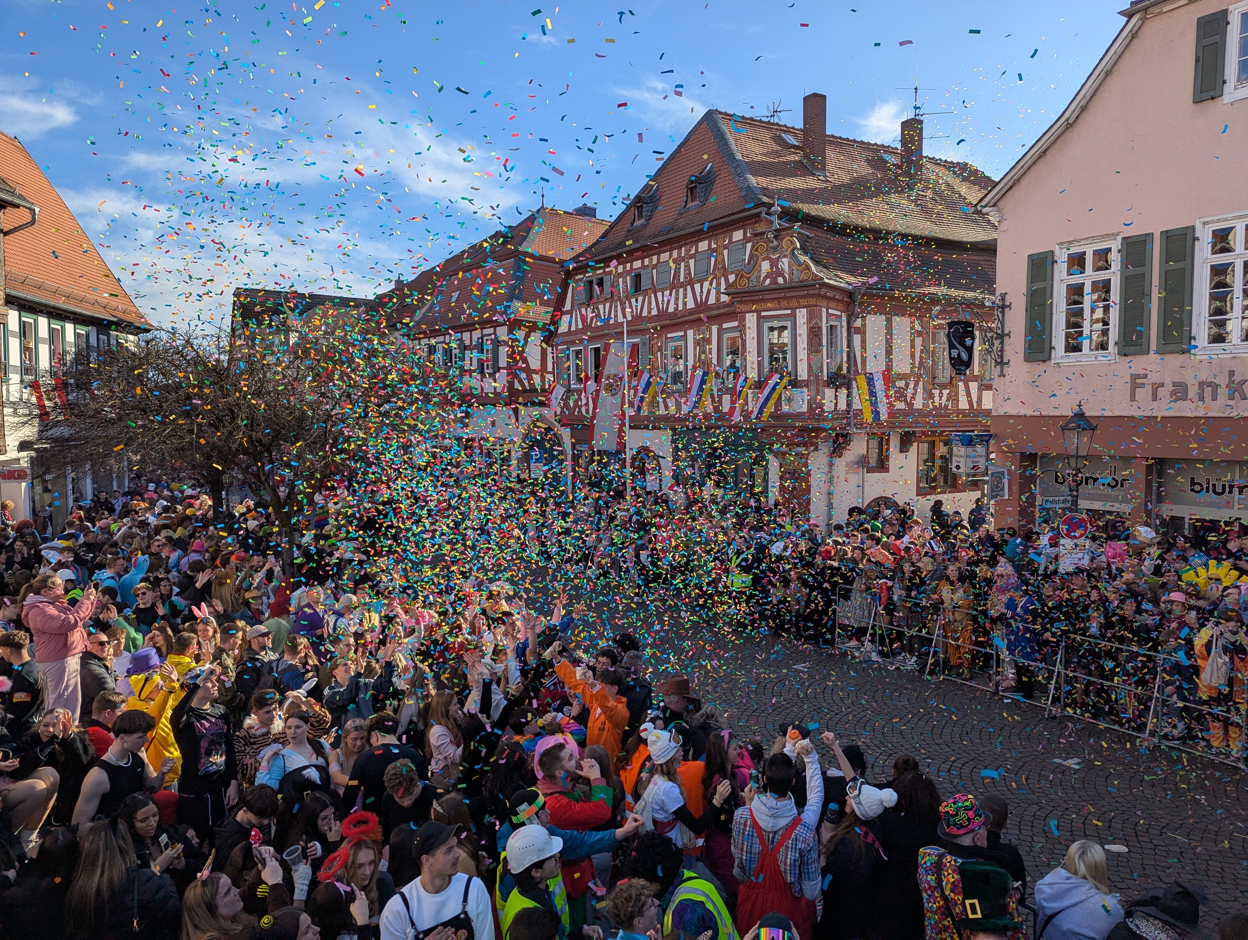 Rund 30.000 Fastnachtsbegeisterte kamen zum Rosenmontagszug 2025