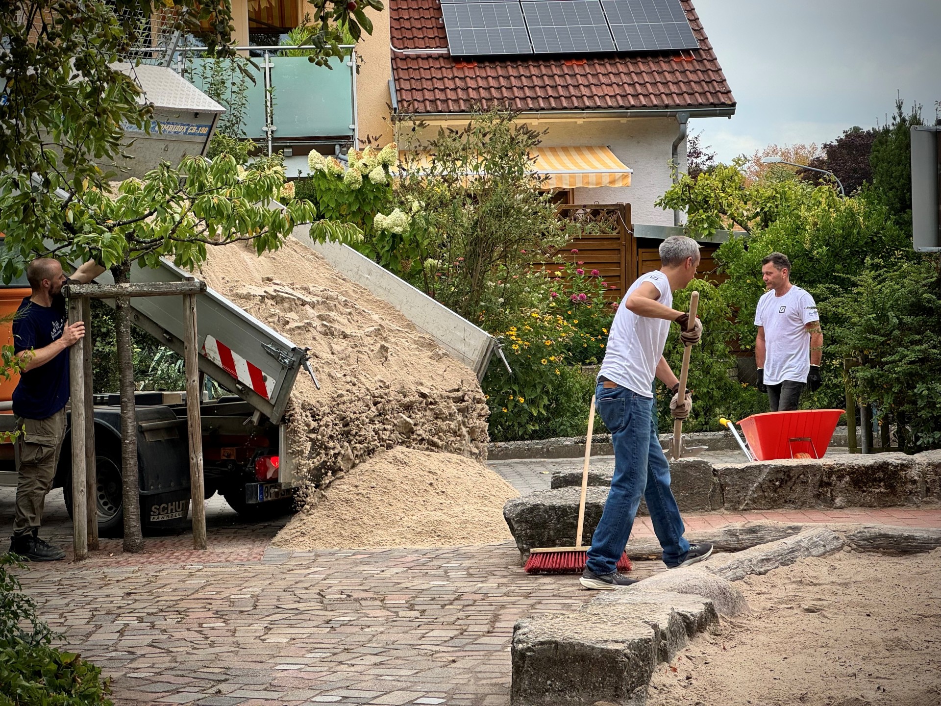 Frischer Sand wurde vom städtischen Bauhof angeliefert