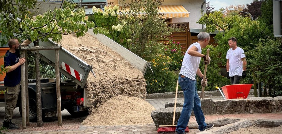 Frischer Sand wurde vom städtischen Bauhof angeliefert Frischer Sand wurde vom städtischen Bauhof angeliefert