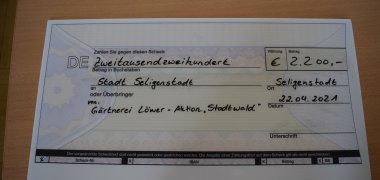 Scheck über 2200 Euro der Gärtnerei Löwer für den Seligenstädter Stadtwald