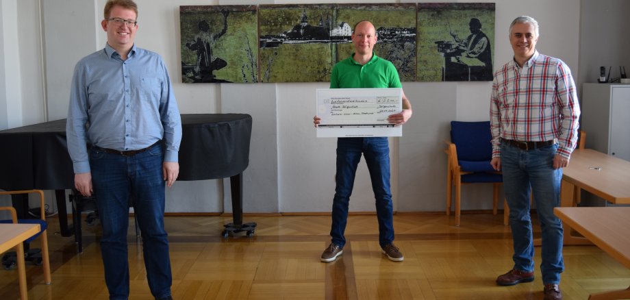 Scheckübergabe der Gärtnerei Löwer über eine Spende in Höhe von 2200 Euro für den Seligenstädter Stadtwald