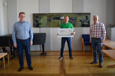 Scheckübergabe der Gärtnerei Löwer über eine Spende in Höhe von 2200 Euro für den Seligenstädter Stadtwald Scheckübergabe der Gärtnerei Löwer über eine Spende in Höhe von 2200 Euro für den Seligenstädter Stadtwald