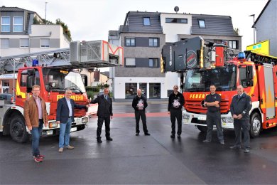 Schlüsselübergabe der neuen Drehleiter von Bürgermeister Dr. Bastian an Stadtbrandinspektor Alexander Zöller, auf dem Foto von links nach rechts: Erster Stadtrat Michael Gerheim, Bürgermeister Dr. Daniell Bastian, Stadtbrandinspektor Alexander Zöller, Stephan Neubauer und Christian Fecher (zuständig für die Drehleiter-Schulung Ihrer Feuerwehr-Kameraden), Clemens Hirschfeld (Wehrführer) und Thorsten Ott (stellvertretender Stadtbrandinspektor)
Schlüsselübergabe der neuen Drehleiter von Bürgermeister Dr. Bastian an Stadtbrandinspektor Alexander Zöller, auf dem Foto von links nach rechts: Erster Stadtrat Michael Gerheim, Bürgermeister Dr. Daniell Bastian, Stadtbrandinspektor Alexander Zöller, Stephan Neubauer und Christian Fecher (zuständig für die Drehleiter-Schulung Ihrer Feuerwehr-Kameraden), Clemens Hirschfeld (Wehrführer) und Thorsten Ott (stellvertretender Stadtbrandinspektor)
