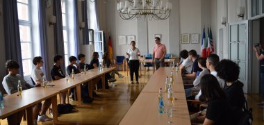 Bürgermeister Dr. Daniell Bastian begrüßt die Schülerinnen und Schüler im Großen Sitzungssaal. Bürgermeister Dr. Daniell Bastian begrüßt die Schülerinnen und Schüler im Großen Sitzungssaal.