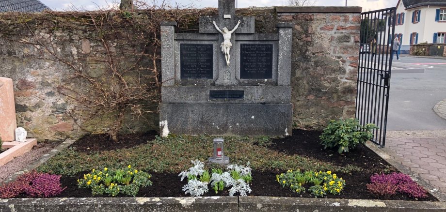 Das Schwesterngrab auf dem alten Friedhof