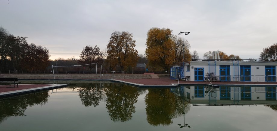 Schwimmbad im November