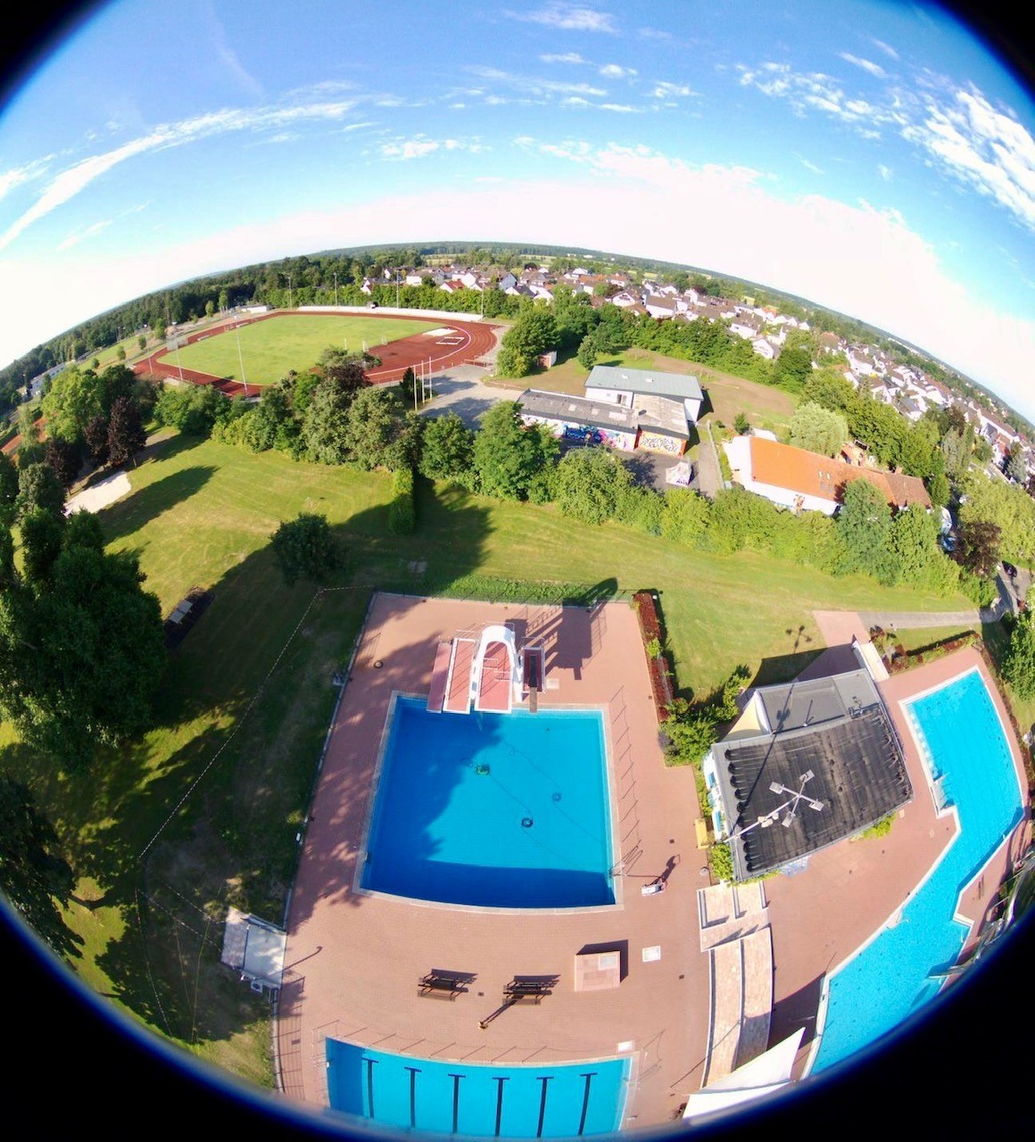 Schwimmbad und Stadion von oben 