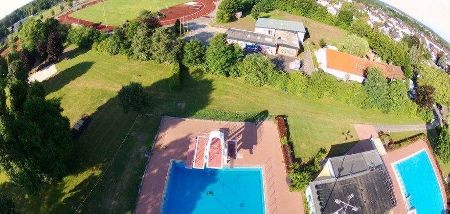Schwimmbad und Stadion von oben 