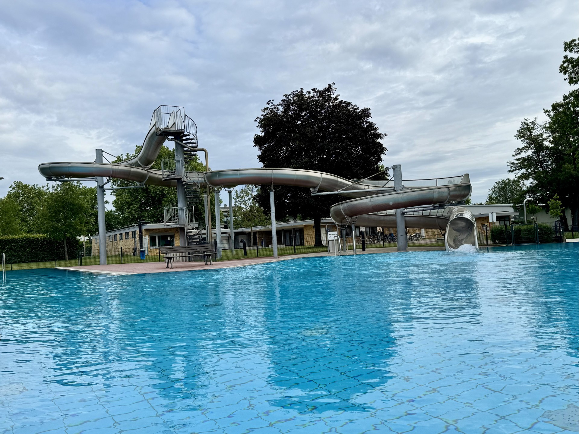 Lange Schlangen an der Schwimmbadrutsche sind noch nicht zu sehen, doch mit steigenden Temperaturen ist schon am Wochenende zu rechnen    