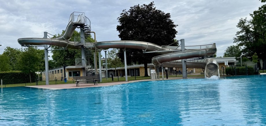 Lange Schlangen an der Schwimmbadrutsche sind noch nicht zu sehen, doch mit steigenden Temperaturen ist schon am Wochenende zu rechnen Lange Schlangen an der Schwimmbadrutsche sind noch nicht zu sehen, doch mit steigenden Temperaturen ist schon am Wochenende zu rechnen