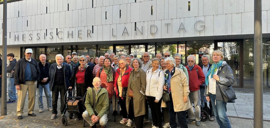 Seligenstädter Seniorinnen und Senioren vor dem Landtag