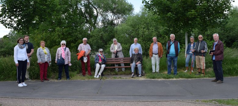 Seniorenbeirat um die gespendete Bank am Mainufer, von links nach rechts Anke van den Bergh, Philipp Giel, Gertaude HÖhner-Berlenbach, Anneliese Gruber, Horst Happel, Christa Schmidt, Brunhilde Reuter, Dr. Daniell Bastian, Helma Giel, Peter Lehmann, Norbert Weis, Wilma Neu und Gatte, Claus Schlatter Seniorenbeirat um die gespendete Bank am Mainufer, von links nach rechts Anke van den Bergh, Philipp Giel, Gertaude HÖhner-Berlenbach, Anneliese Gruber, Horst Happel, Christa Schmidt, Brunhilde Reuter, Dr. Daniell Bastian, Helma Giel, Peter Lehmann, Norbert Weis, Wilma Neu und Gatte, Claus Schlatter