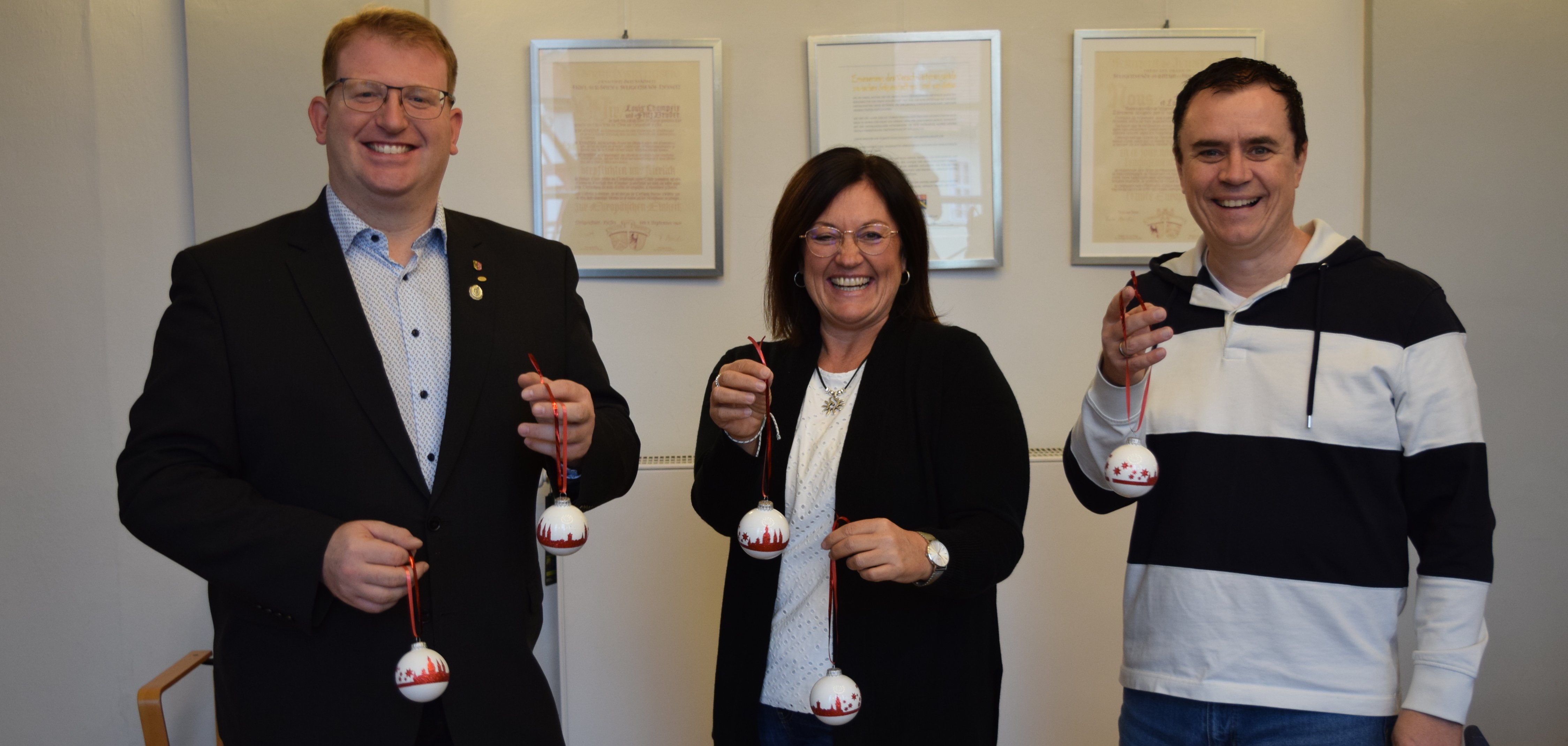 Silke Göbel der Seligenstadt Marketing und Tourismus GmbH umrahmt vom Bürgermeister und vom Ersten Stadtrat