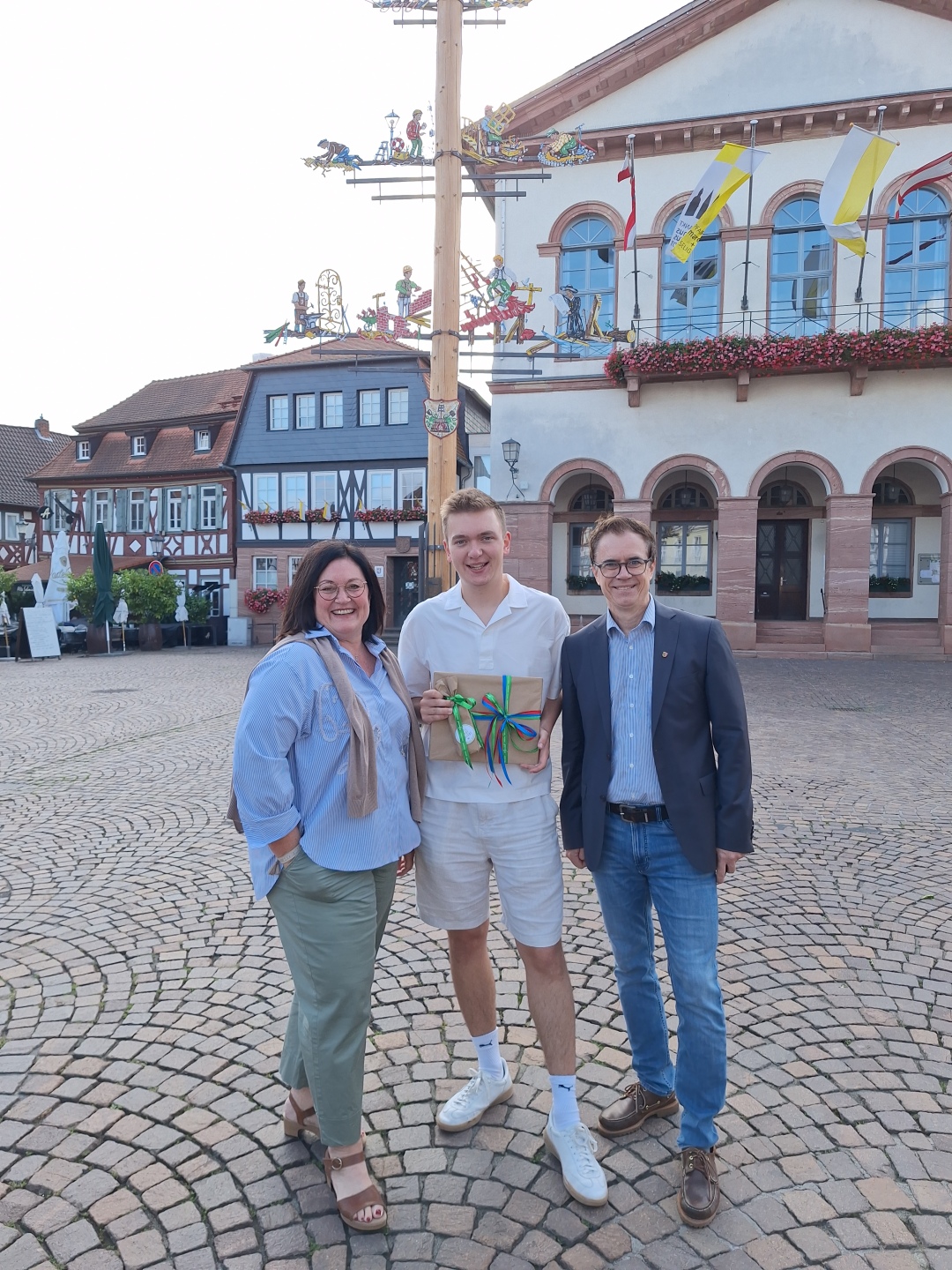 Silke Göbel von der Seligenstadt Marketing & Tourismus GmbH, Hendrik Heim und Bürgermeister Dr. Daniell Bastian 