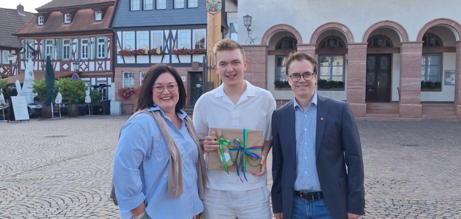 Silke Göbel von der Seligenstadt Marketing & Tourismus GmbH, Hendrik Heim und Bürgermeister Dr. Daniell Bastian Silke Göbel von der Seligenstadt Marketing & Tourismus GmbH, Hendrik Heim und Bürgermeister Dr. Daniell Bastian