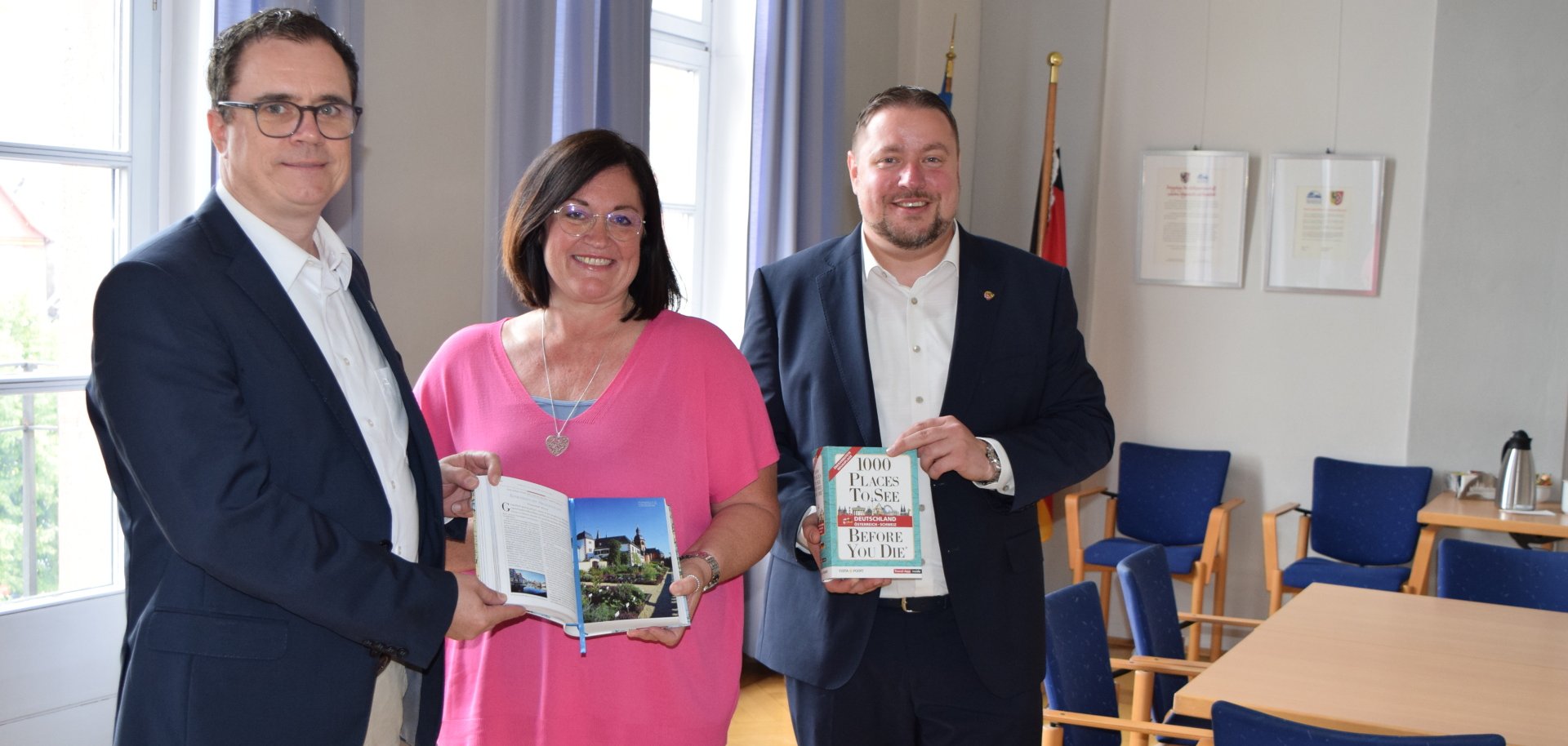 Silke Göbel mit Bürgermeister und Stadtrat bei der Buchvorstellung
