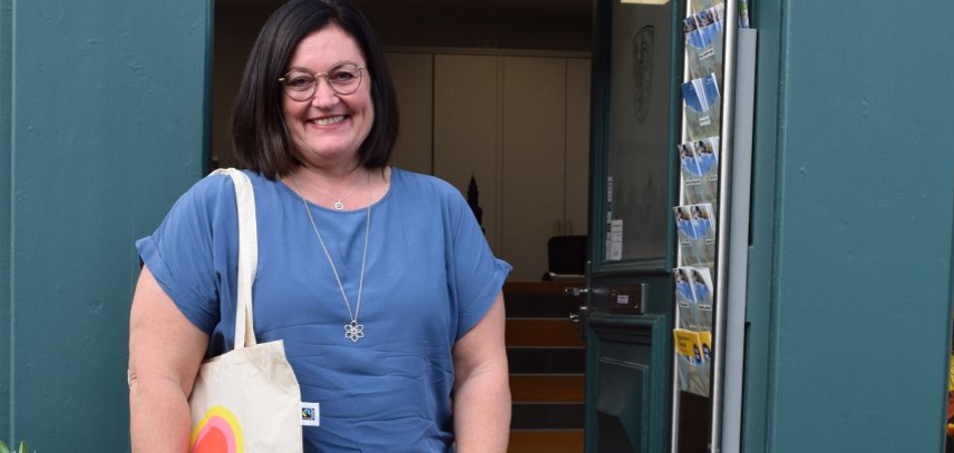 Silke Göbel vom Stadtmarketing mit Tüten fürs Heimatshoppen
