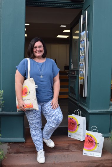 Silke Göbel vom Stadtmarketing mit Tüten fürs Heimatshoppen