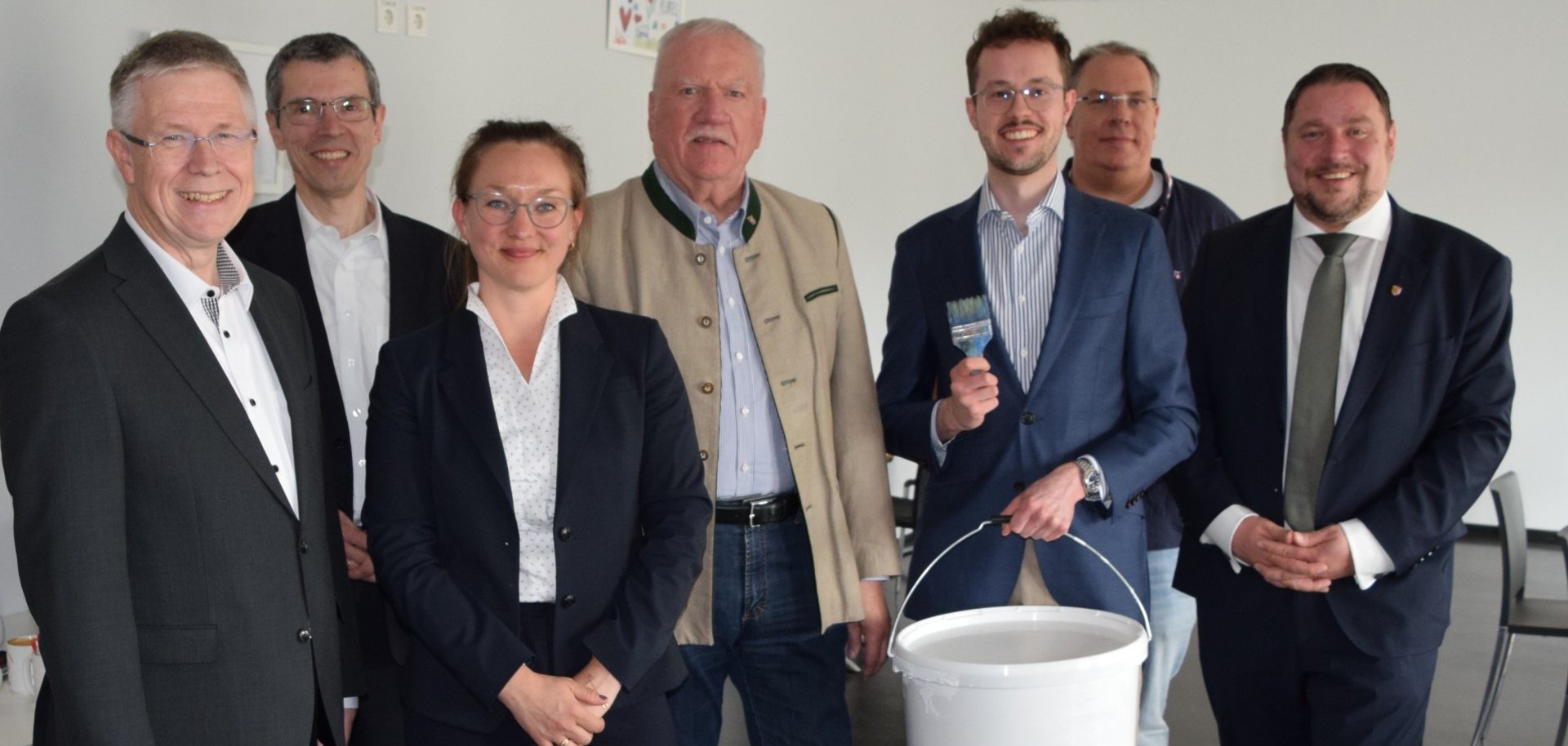 Auf dem Foto von links: Klaus Tinnefeld (Vorstandsvorsitzender Sparkasse Langen-Seligenstadt), Markus Post (Leitung Vorstandssekretariat Sparkasse Langen-Seligenstadt), Dr. Mara Heinrichs (Nachhaltigkeitsmanagerin Sparkasse Langen-Seligenstadt), Frank Lortz (MdL, Vorsitzender des Verwaltungsrates Sparkasse Langen-Seligenstadt), Aushilfsmaler Jonathan Süß (Sparkasse Langen-Seligenstadt), Gerrit Kratz (Amtsleiter Soziale Infrastruktur, Stadt Seligenstadt) und Erster Stadtrat Oliver Steidl. Es fehlen auf dem Bild die tatkräftigen Malerinnen und Maler Anica Ermold, Marcel Köppler, Sascha Lippmann und Katrin Wölfelschneider