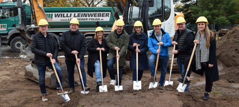Auf dem Gruppenfoto sind Vertreter des ausführenden Planungsbüros WHN Planungsgesellschaft mbH, des städtischen Amts für Bau und Stadtentwicklung, des Amtes für Kinder, Senioren, Sport und Kultur sowie Bürgermeister Dr. Daniell Bastian und Erster Stadtrat Michael Gerheim.  