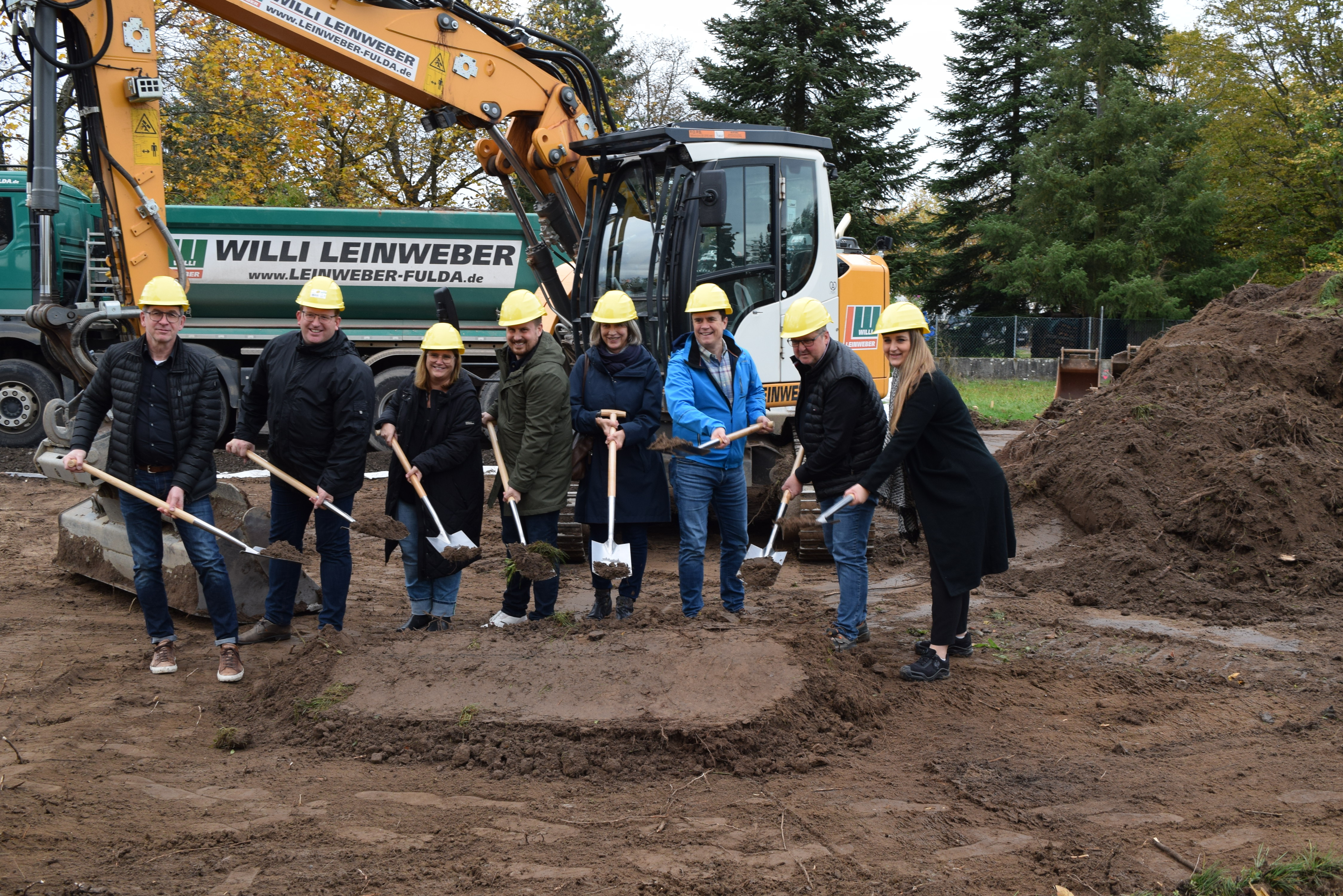 Auf dem Gruppenfoto sind Vertreter des ausführenden Planungsbüros WHN Planungsgesellschaft mbH, des städtischen Amts für Bau und Stadtentwicklung, des Amtes für Kinder, Senioren, Sport und Kultur sowie Bürgermeister Dr. Daniell Bastian und Erster Stadtrat Michael Gerheim.  