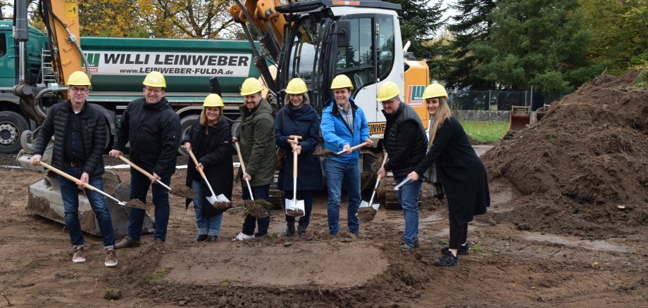 Auf dem Gruppenfoto sind Vertreter des ausführenden Planungsbüros WHN Planungsgesellschaft mbH, des städtischen Amts für Bau und Stadtentwicklung, des Amtes für Kinder, Senioren, Sport und Kultur sowie Bürgermeister Dr. Daniell Bastian und Erster Stadtrat Michael Gerheim.  