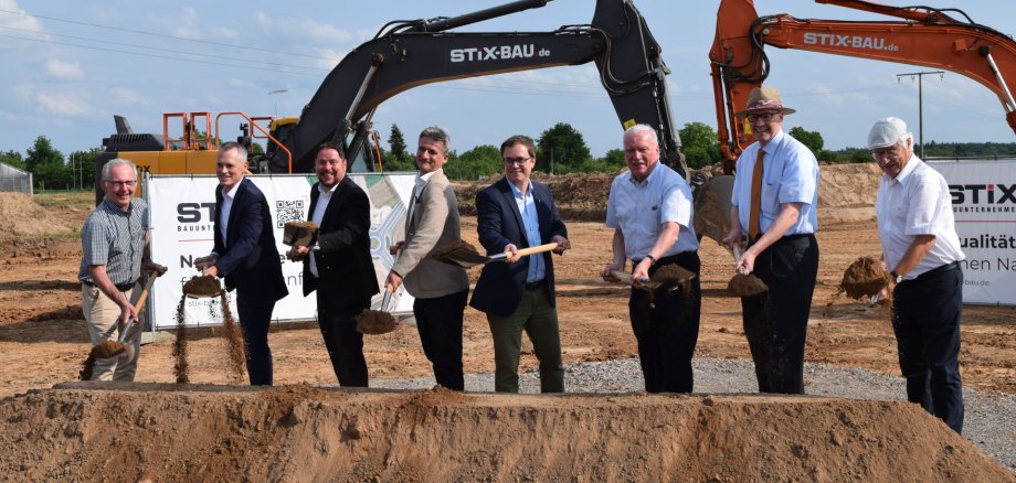 Auf dem Foto von links: Werner Kunkel (Geschäftsführer Josef Stix GmbH & Co. KG), Markus Schmitt (Stv. Vorstandsmitglied Sparkasse Langen-Seligenstadt), Erster Stadtrat Oliver Steidl, Dipl.-Ing. Thomas Müller (Geschäftsführer Terramag GmbH), Bürgermeister Dr. Daniell Bastian, Landtagsvizepräsident Frank Lortz, Stadtverordnetenvorsteher Dr. Richard Georgi und Bürgermeister a.D. Rolf Wenzel.