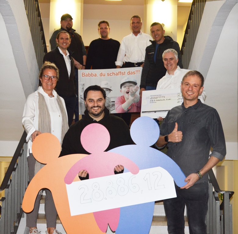 Vorne: Stefanie Stroh und Patrick Link vom Verein „Hilfe für krebskranke Kinder Frankfurt e.V.“, daneben Oskars Vater Christian Malesevic (mit Daumen hoch), dahinter Bürgermeister Dr. Daniell Bastian (mit Scheck) sowie einige der Spender, alles Geschäftsleute aus dem Ostkreis.
Vorne: Stefanie Stroh und Patrick Link vom Verein „Hilfe für krebskranke Kinder Frankfurt e.V.“, daneben Oskars Vater Christian Malesevic (mit Daumen hoch), dahinter Bürgermeister Dr. Daniell Bastian (mit Scheck) sowie einige der Spender, alles Geschäftsleute aus dem Ostkreis.