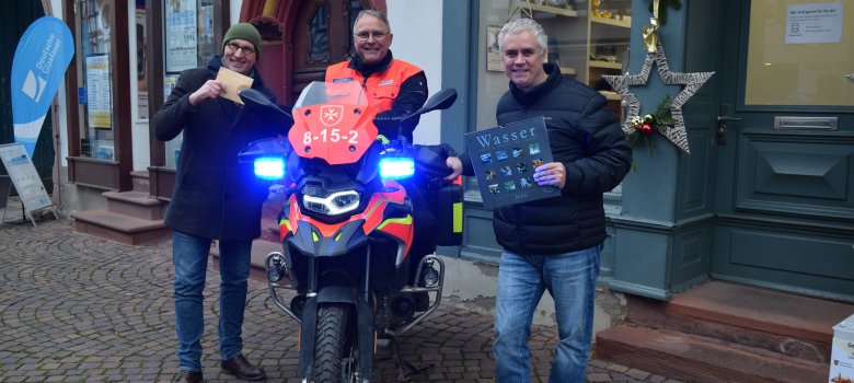 Spendenübergabe für die Flutopfer im Ahrtal, von links nach rechts: Mathias Neubauer, Norbert Dautzenberg, Bürgermeister Dr. Bastian