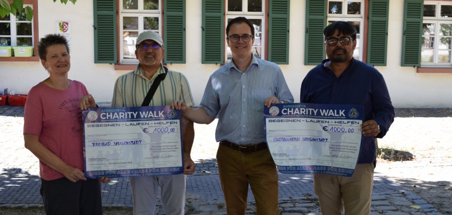 Auf dem Foto von links: Vivian Wein, Bereichsleitung Sport und Kultur, Amjad Rohail, Bürgermeister Dr. Daniell Bastian und Omer Farooq Auf dem Foto von links: Vivian Wein, Bereichsleitung Sport und Kultur, Amjad Rohail, Bürgermeister Dr. Daniell Bastian und Omer Farooq