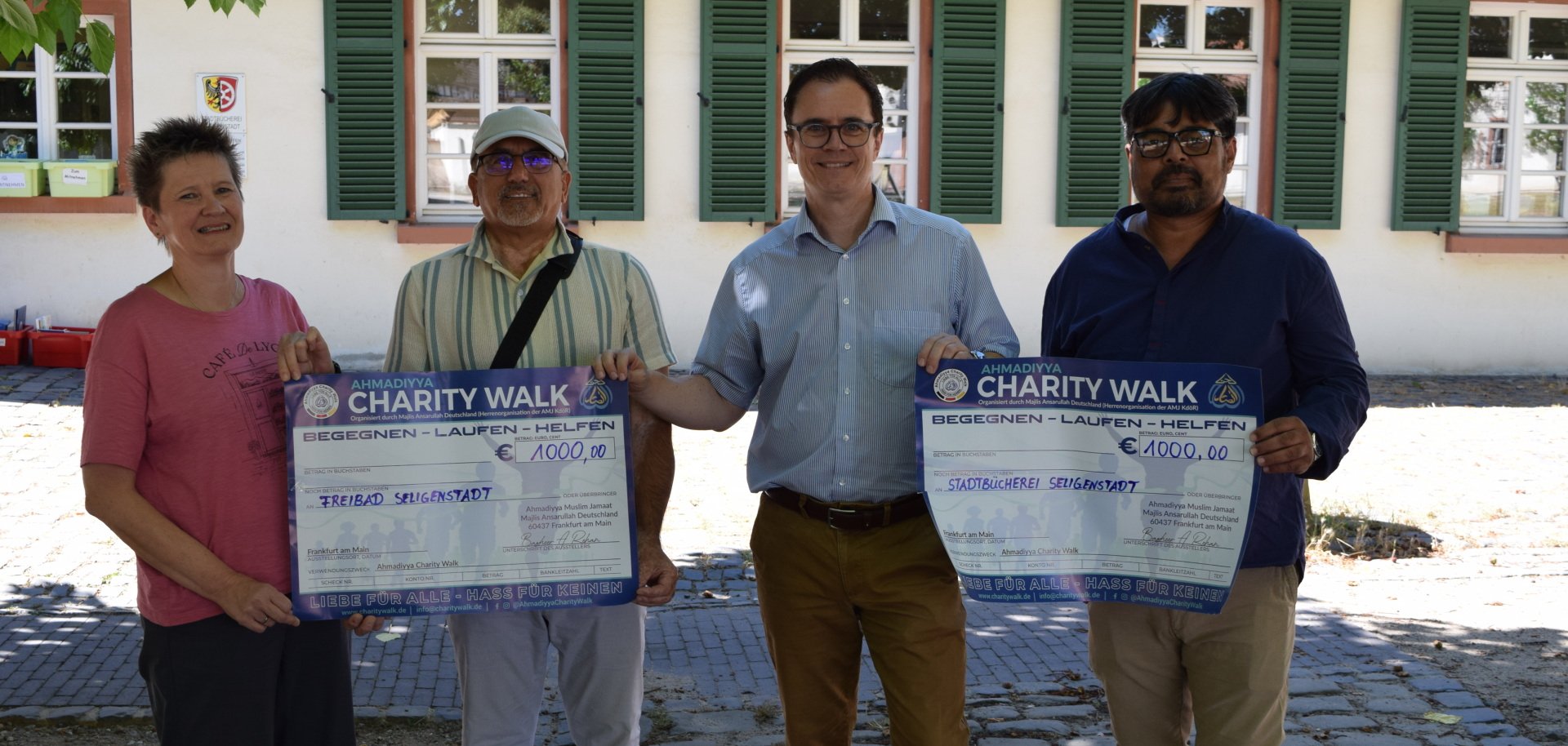 Auf dem Foto von links: Vivian Wein, Bereichsleitung Sport und Kultur, Amjad Rohail, Bürgermeister Dr. Daniell Bastian und Omer Farooq