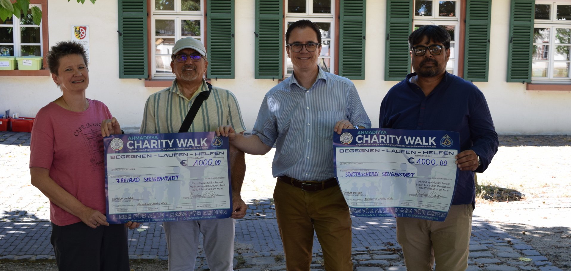 Auf dem Foto von links: Vivian Wein, Bereichsleitung Sport und Kultur, Amjad Rohail, Bürgermeister Dr. Daniell Bastian und Omer Farooq