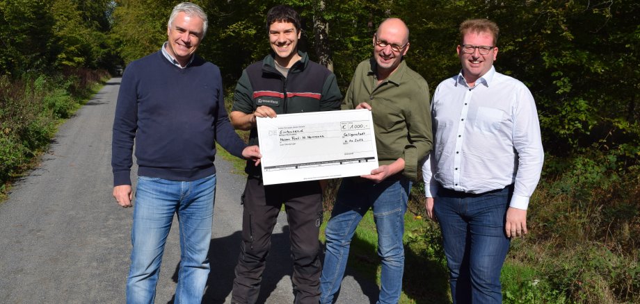 von links nach rechts: Bürgermeister Dr. Daniell Bastian, Revierförster Johannes Herrmann, Waldführer Mathias Neubauer, Erster Stadtrat Michael Gerheim    