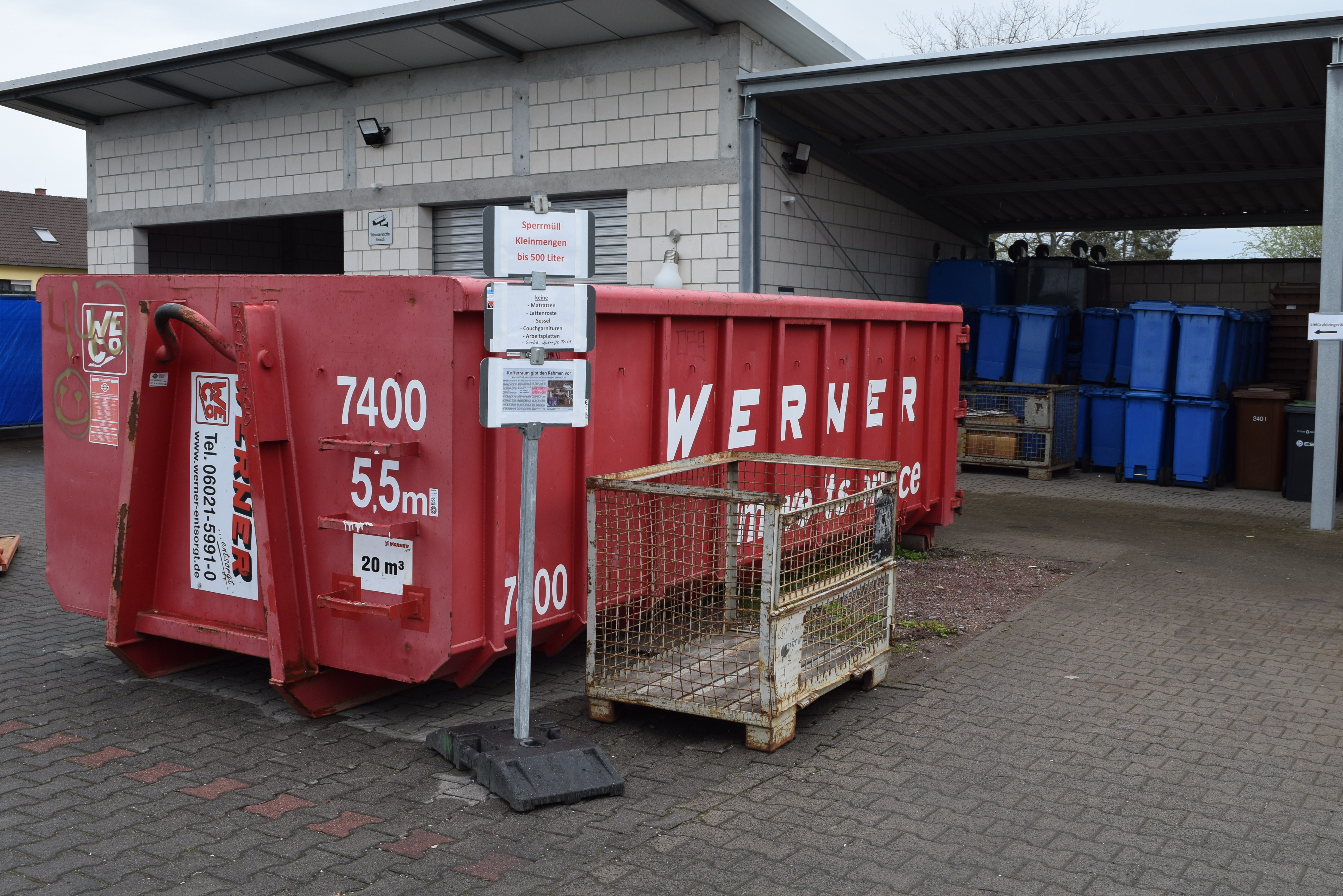 Sperrmüllcontainer am Wertstoffhof