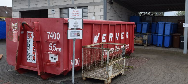 Sperrmüllcontainer am Wertstoffhof