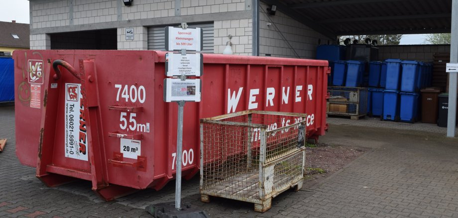 Sperrmüllcontainer am Wertstoffhof