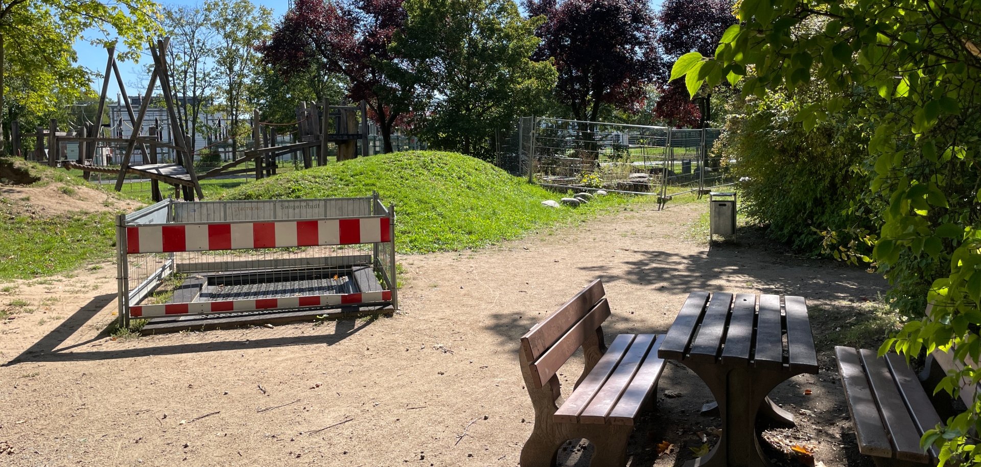 Spielplatz mit abgesperrten Bereichen