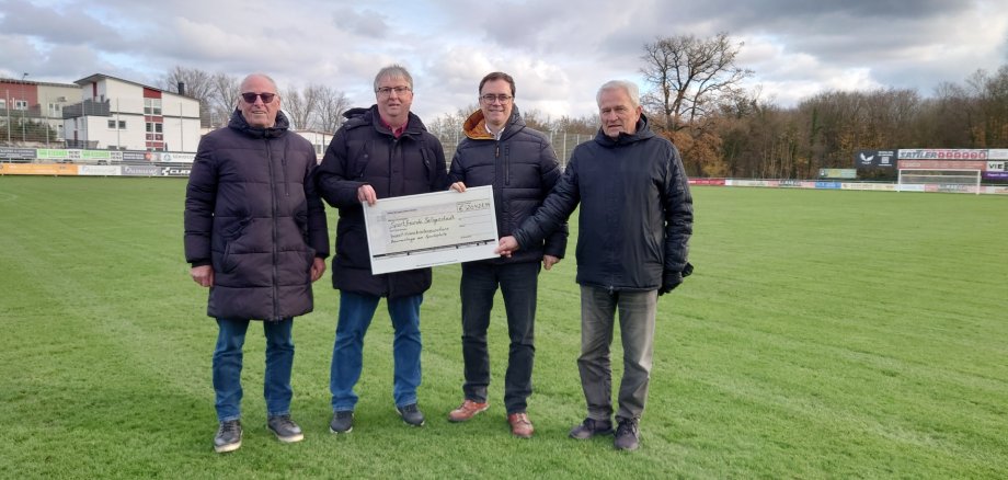 Sportfreunde und Bürgermeister bei Scheckübergabe