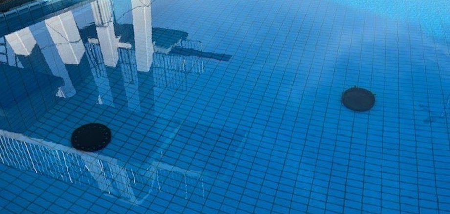 Springerbecken mit Gullydeckeln