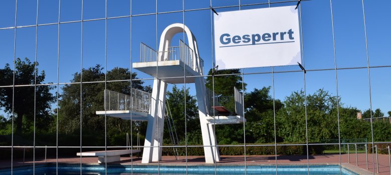 Gesperrter Sprungturm im Schwimmbad Gesperrter Sprungturm im Schwimmbad