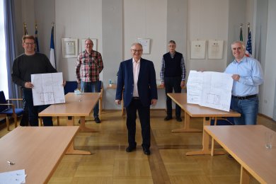 Vorstellung Stadion Ausbau, von links nach rechts: Erster Stadtrat Michael Gerheim, Wolfgang Bernhardt (TGS Seligenstadt), Paul Gast (Vorsitzender LG Seligenstadt), Henning Siegel (Sportfreunde Seligenstadt), Bürgermeister Dr. Daniell Bastian. Vorstellung Stadion Ausbau, von links nach rechts: Erster Stadtrat Michael Gerheim, Wolfgang Bernhardt (TGS Seligenstadt), Paul Gast (Vorsitzender LG Seligenstadt), Henning Siegel (Sportfreunde Seligenstadt), Bürgermeister Dr. Daniell Bastian.