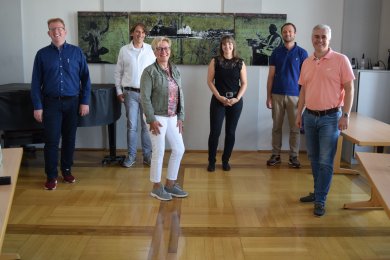 von links nach rechts: Erster Stadtrat Michael Gerheim, Thorsten Tiehme (Gewerbevereinsvorstand), Monika Weber (SeligenStadtMarketing GmbH), Tanja Frisch (Wirtschaftsförderung Stadt Seligenstadt), Daniel Franz (Gewerbevereinsvorstand), Bürgermeister Dr. Daniell Bastian.
von links nach rechts: Erster Stadtrat Michael Gerheim, Thorsten Tiehme (Gewerbevereinsvorstand), Monika Weber (SeligenStadtMarketing GmbH), Tanja Frisch (Wirtschaftsförderung Stadt Seligenstadt), Daniel Franz (Gewerbevereinsvorstand), Bürgermeister Dr. Daniell Bastian.