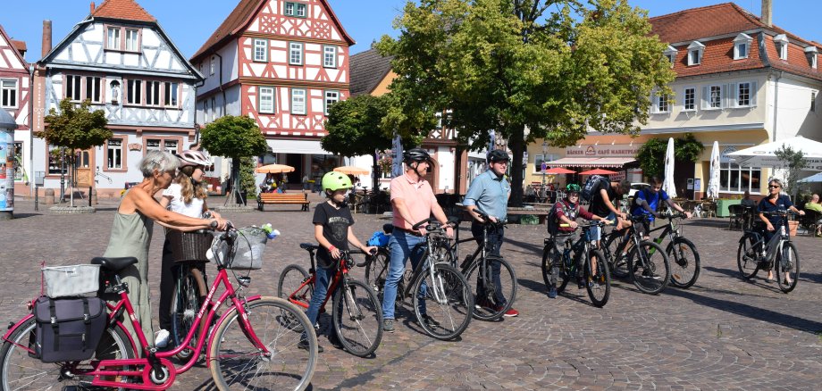 Zur Eröffnung des Wettbewerbs ging es für die Stadtradler 2021 von der Einhardschule auf den Marktplatz