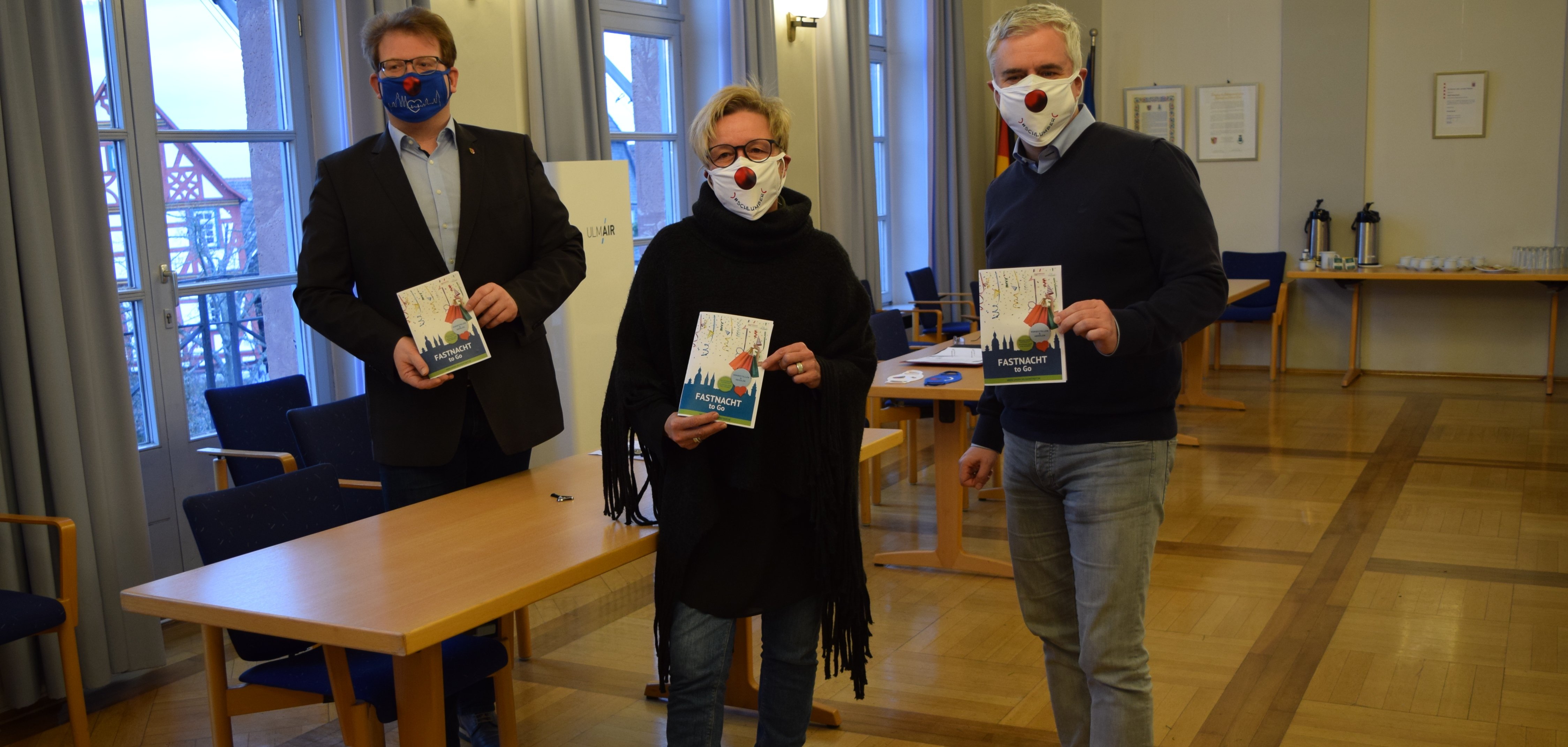von links nach rechts: Stadtrat Michael Gerheim, Monika Weber vom Stadtmarketing, Bürgermeister Dr. Bastian mit Mund- und Nasenschutz im Schlumberlook von links nach rechts: Stadtrat Michael Gerheim, Monika Weber vom Stadtmarketing, Bürgermeister Dr. Bastian mit Mund- und Nasenschutz im Schlumberlook