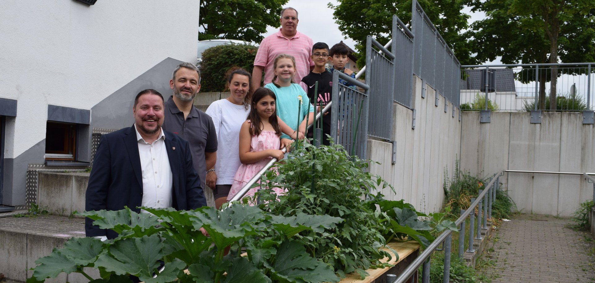 Stadtrat Oliver Steidel, Christian Wilz von der Glaabsbrauerei, Julia Sauer und Gerrit Kratz vom Nachbarschaftshaus sowie vier der Kids; Diana, Julia, Mahmut und Nikolas 