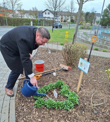 Stadtrat Oliver Steidl beim Angießen Stadtrat Oliver Steidl beim Angießen
